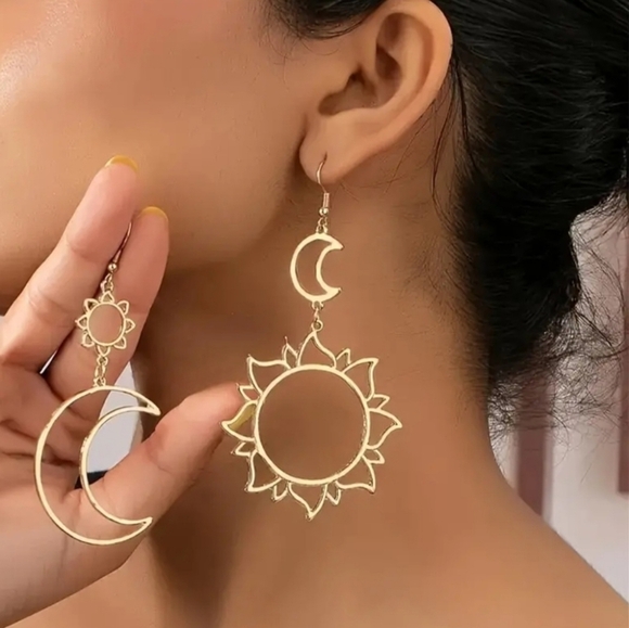 Metal Asymmetrical Golden Sun & Moon Dangle Drop Earrings - Picture 3 of 16